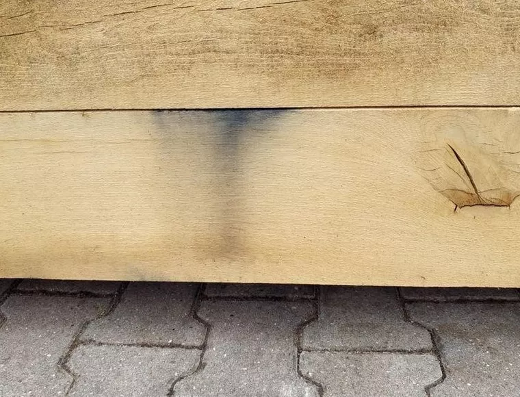 Oxidflecken im Holz