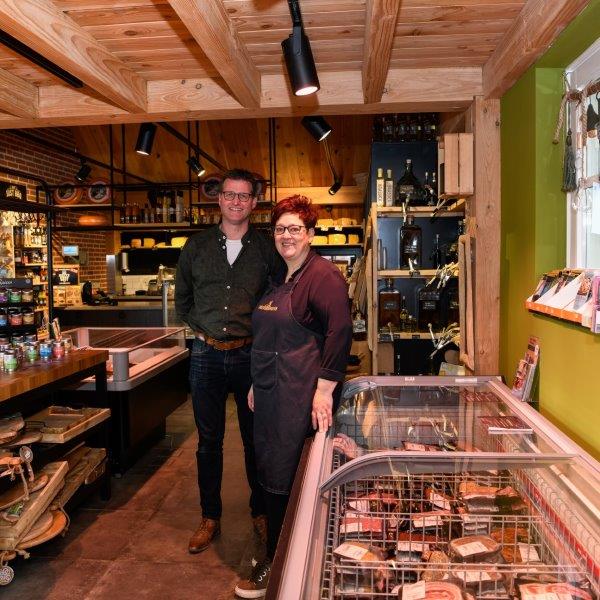 Miriam en Rene Witlox van boerderijwinkel Het Belvershuys Haaren. Korte ketenprincipe varkens van eigen bedrijf.
