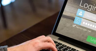 Foto van een laptopscherm waarop een inlogscherm wordt getoond